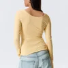 Langarmshirt mit schmalem Schnitt und U-Ausschnitt – Hellgelb