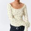 Langarmshirt mit schmalem Schnitt und U-Ausschnitt – Hellgelb – Punkte