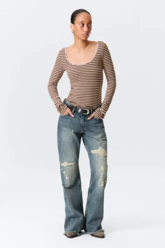 Langarmshirt mit schmalem Schnitt und U-Ausschnitt – hellrosa/braune Streifen