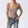 Langarmshirt mit schmalem Schnitt und U-Ausschnitt – hellrosa/braune Streifen Langarmshirt mit schmalem Schnitt und U-Ausschnitt – hellrosa/braune Streifen