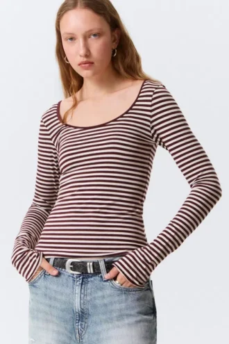 Langarmshirt mit schmalem Schnitt und U-Ausschnitt – rosa- und burgunderrote Streifen