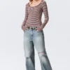 Langarmshirt mit schmalem Schnitt und U-Ausschnitt – rosa- und burgunderrote Streifen Langarmshirt mit schmalem Schnitt und U-Ausschnitt – rosa- und burgunderrote Streifen