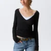 Langarmshirt mit tiefem V-Ausschnitt – Schwarz Langarmshirt mit tiefem V-Ausschnitt – Schwarz