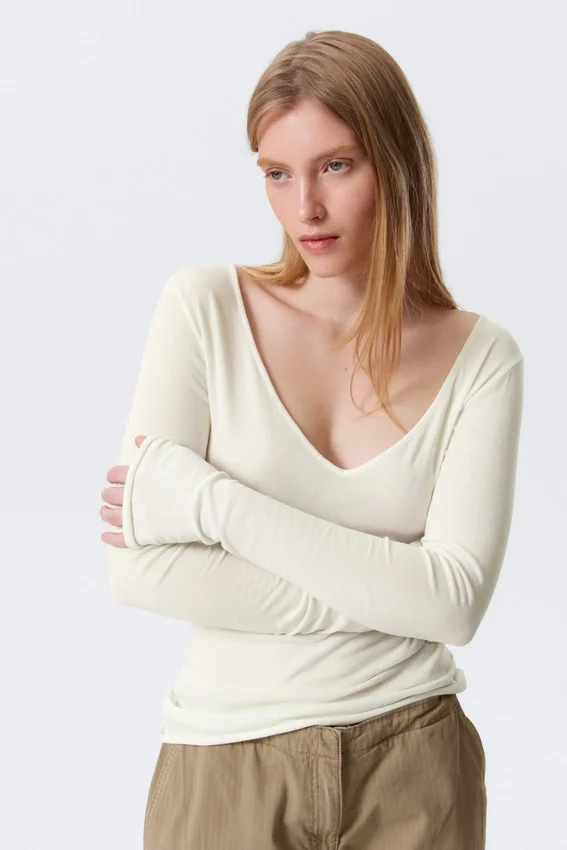 Langarmshirt mit tiefem V-Ausschnitt – Weiß Langarmshirt mit tiefem V-Ausschnitt – Weiß