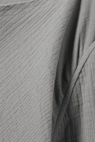 Langarmshirt mit U-Boot-Ausschnitt und offener Kante – Staubgrau
