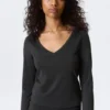 Langarmshirt mit V-Ausschnitt – gewaschenes Schwarz