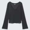 Langarmshirt mit V-Ausschnitt – gewaschenes Schwarz