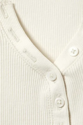 Langarmshirt mit V-Ausschnitt – Weiß