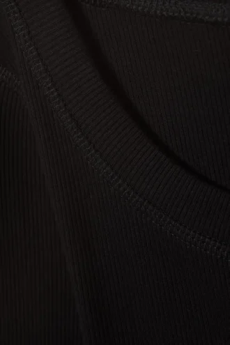 Langarmshirt mit weitem Ausschnitt – Schwarz