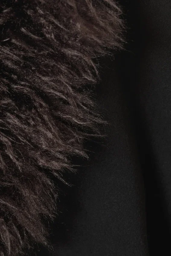 Langer Oversize-Mantel mit Kunstfellbesatz – Schwarz – Braunes Kunstfell Langer Oversize-Mantel mit Kunstfellbesatz – Schwarz – Braunes Kunstfell