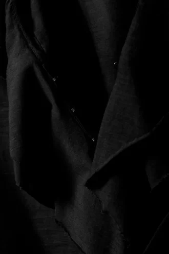 Langärmelige Wickelbluse mit Rüschen – Schwarz
