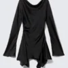 Langärmliges, asymmetrisches Satin-Mini-Kleid – Schwarz Langärmliges, asymmetrisches Satin-Mini-Kleid – Schwarz
