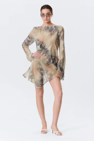 Langärmliges, asymmetrisches Satin-Minikleid – Beige – Schlangenhautmuster