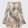 Langärmliges, asymmetrisches Satin-Minikleid – Beige – Schlangenhautmuster Langärmliges, asymmetrisches Satin-Minikleid – Beige – Schlangenhautmuster