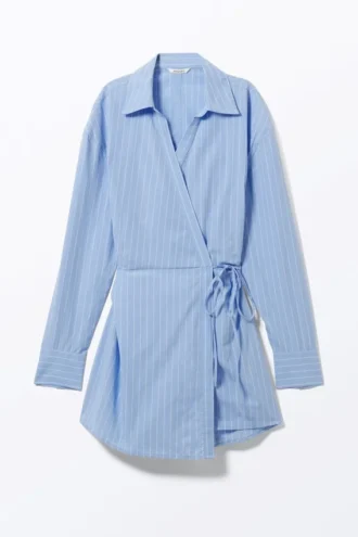 Langärmliges Mini-Wickel-Hemd-Kleid – Hellblau mit Nadelstreifen