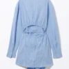 Langärmliges Mini-Wickel-Hemd-Kleid – Hellblau mit Nadelstreifen Langärmliges Mini-Wickel-Hemd-Kleid – Hellblau mit Nadelstreifen