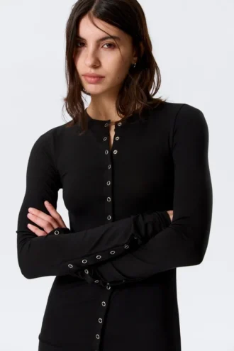 Langärmliges Minikleid mit Druckknöpfen – Schwarz