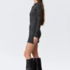 Langärmliges Minikleid mit Druckknöpfen – schwarz gestreift Langärmliges Minikleid mit Druckknöpfen – schwarz gestreift