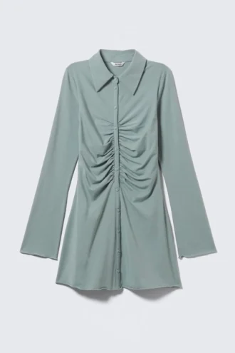 Langärmliges, tailliertes Kleid mit Raffungen – Staubblau