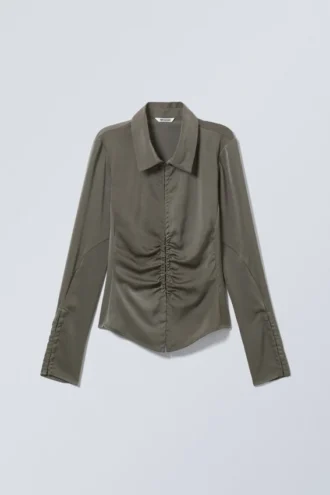 Langärmliges, tailliertes Satin-Hemd – Dark Mole
