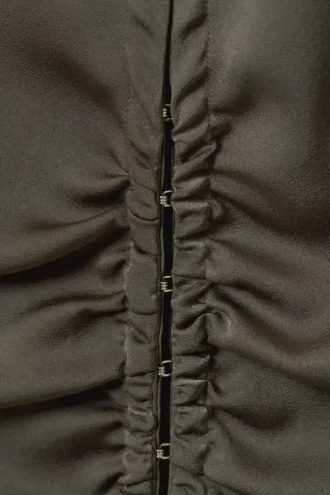 Langärmliges, tailliertes Satin-Hemd – Dark Mole