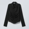 Langärmliges, tailliertes Satin-Hemd – Schwarz Langärmliges, tailliertes Satin-Hemd – Schwarz