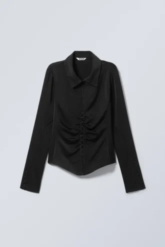 Langärmliges, tailliertes Satin-Hemd – Schwarz