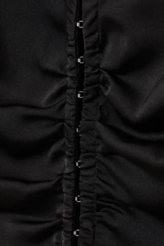 Langärmliges, tailliertes Satin-Hemd – Schwarz