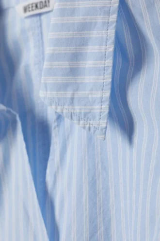 Langärmliges Wickelhemd aus Popeline – Blau gestreift