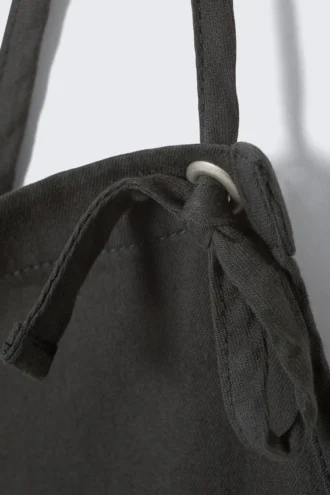 Latzhose aus Denim mit Bindebändern – Schwarz