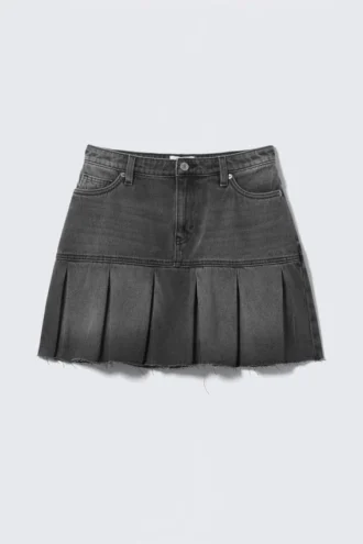 Liz-Rock aus plissiertem Twill mit niedriger Leibhöhe – Haunted Black – Washed Black