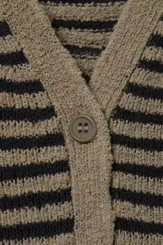Locker gestrickte Strickjacke mit V-Ausschnitt – Beige – Schwarze Streifen
