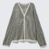 Locker gestrickte Strickjacke mit V-Ausschnitt – weiße und dunkelgraue Streifen Locker gestrickte Strickjacke mit V-Ausschnitt – weiße und dunkelgraue Streifen