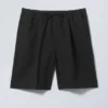 Locker sitzende Anzugshorts aus Twill mit Kordelzug – Schwarz