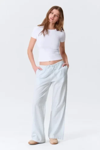 Locker sitzende Pull-on-Hose mit niedriger Leibhöhe – Weiß – Blaue Streifen Locker sitzende Pull-on-Hose mit niedriger Leibhöhe – Weiß – Blaue Streifen