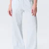 Locker sitzende Pull-on-Hose mit niedriger Leibhöhe – Weiß – Blaue Streifen Locker sitzende Pull-on-Hose mit niedriger Leibhöhe – Weiß – Blaue Streifen