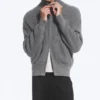 Locker sitzende Strickjacke mit hohem Kragen und Reißverschluss – Hellstaubgrau Locker sitzende Strickjacke mit hohem Kragen und Reißverschluss – Hellstaubgrau