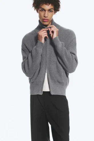 Locker sitzende Strickjacke mit hohem Kragen und Reißverschluss – Hellstaubgrau