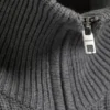 Locker sitzende Strickjacke mit hohem Kragen und Reißverschluss – Hellstaubgrau Locker sitzende Strickjacke mit hohem Kragen und Reißverschluss – Hellstaubgrau