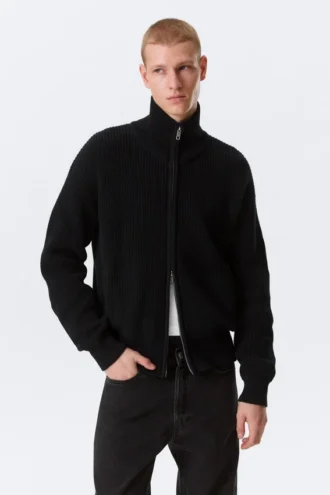 Locker sitzende Strickjacke mit hohem Kragen und Reißverschluss – Schwarz