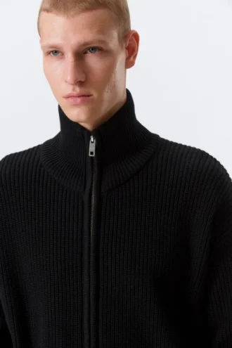 Locker sitzende Strickjacke mit hohem Kragen und Reißverschluss – Schwarz