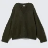 Locker sitzende Strickjacke mit V-Ausschnitt aus Mohairmischung – Dunkelgrün