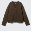 Locker sitzende Strickjacke mit V-Ausschnitt – Dunkelbraun meliert Locker sitzende Strickjacke mit V-Ausschnitt – Dunkelbraun meliert