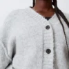 Locker sitzende Strickjacke mit V-Ausschnitt – Grau meliert Locker sitzende Strickjacke mit V-Ausschnitt – Grau meliert