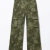 Locker sitzende Twill-Cargo-Hose mit niedriger Taille – Khakigrün – Sprühblumen Locker sitzende Twill-Cargo-Hose mit niedriger Taille – Khakigrün – Sprühblumen