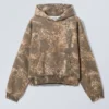 Locker sitzender bedruckter Kapuzenpullover – Khaki – Woodland Locker sitzender bedruckter Kapuzenpullover – Khaki – Woodland