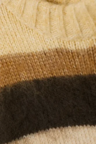 Locker sitzender, flauschiger Strickpullover – staubgelbe und braune Streifen