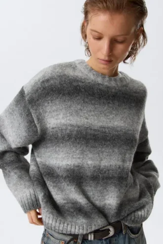 Locker sitzender, melierter Strickpullover – Grau meliert