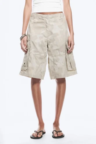 Lockere Cargo-Shorts mit niedriger Leibhöhe – Hellbeige – Camouflage