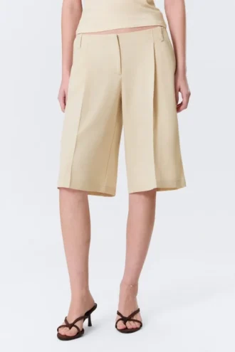 Lockere Dreiviertel-Anzugshorts mit niedriger Leibhöhe – Hellbeige